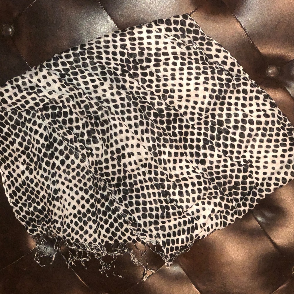 Classic black and white scarf